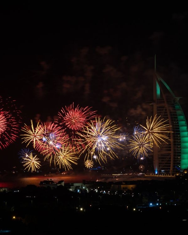 Dubaï illumine ses nuits avec des feux d’artifice et des drones pour la première fois