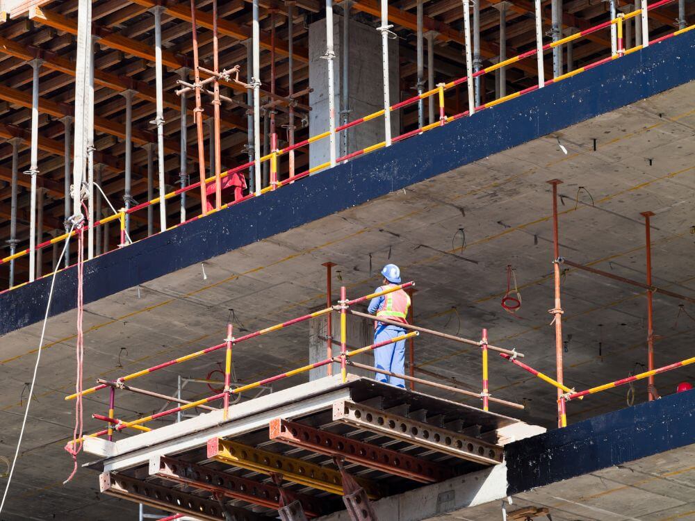 Emirates tighten labor laws with new regulations (1)