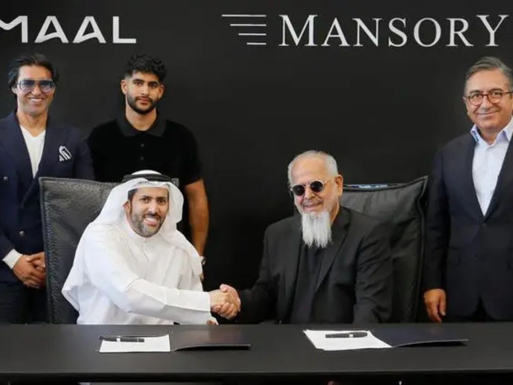 Réputée pour ses créations automobiles hautement personnalisées et audacieuses, Mansory, marque emblématique du design automobile de luxe, franchit un cap stratégique en s’implantant sur le marché immobilier de Dubaï. Ce premier projet dans l’émirat marque une diversification ambitieuse et signe une nouvelle vision pour l’enseigne allemande, qui associe désormais son nom à l’univers du lifestyle ultra-premium. Un projet immobilier à l’image de la marque : exclusivité, design et démesure Le premier développement de Mansory à Dubaï s’annonce aussi spectaculaire que ses véhicules customisés. Situé dans l’un des quartiers les plus prestigieux de la ville, le projet alliera architecture contemporaine, finitions haut de gamme et services sur-mesure, dans un esprit fidèle à l’ADN de la marque : raffinement extrême et exclusivité totale. Chaque unité sera conçue comme une œuvre d’art, mêlant matériaux nobles, technologies intégrées et touches de design typiques de Mansory, comme les textures carbone, les jeux de lumière ou les détails inspirés de l’univers automobile. L’objectif : offrir une expérience résidentielle unique, à la croisée de l’élégance architecturale et de la performance esthétique. Une diversification stratégique dans un marché en plein essor Ce virage vers l’immobilier haut de gamme s’inscrit dans une stratégie de diversification maîtrisée. Dans un contexte où les marques de luxe explorent de plus en plus les univers connexes – hôtellerie, design d’intérieur, art de vivre –, Mansory capitalise sur son image forte et son savoir-faire pour conquérir une clientèle internationale ultra-exigeante. Dubaï, ville des superlatifs, apparaît comme le terrain idéal pour ce premier pas hors du secteur automobile. Avec une demande soutenue pour les biens d’exception, un écosystème d’investisseurs internationaux et une infrastructure de qualité mondiale, l’émirat offre à Mansory une vitrine idéale pour déployer sa vision lifestyle. Mansory : de la route au rêve résidentiel En élargissant son champ d’action au secteur immobilier, Mansory ne se contente pas d’un investissement ponctuel. Il s’agit plutôt d’un repositionnement global, où l’art de vivre devient une extension naturelle de son univers exclusif. Cette initiative rejoint une tendance croissante : celle des marques de luxe qui traduisent leur style signature dans l’espace résidentiel, créant ainsi une expérience immersive à 360° pour leurs clients. Conclusion Mansory fait le saut de l’automobile à l’immobilier à Dubaï