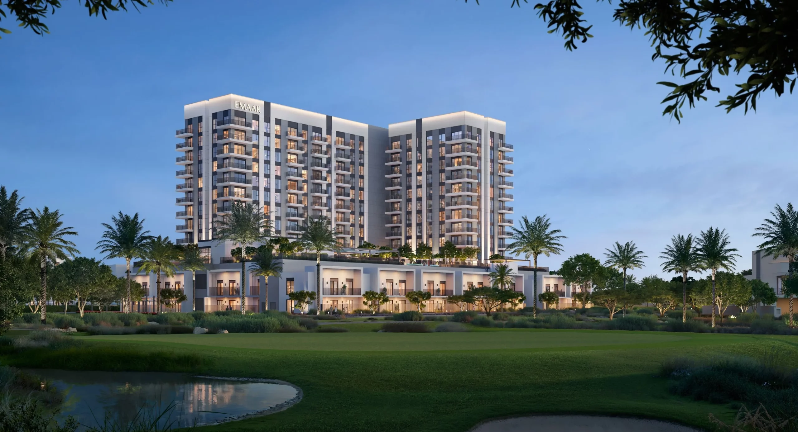 Vue extérieure de Golf Fields face au golf à Emaar South
